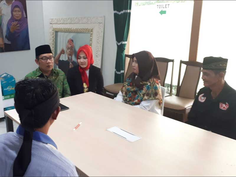 Ridwan Kamil, saat bertemu Rabiatul Adawiyah, guru Sekolah Dasar Islam Terpadu (SDIT) Darul Maza Kota Bekasi, di Rumah Pemenangan Pasangan Rindu di Jalan Cipaganti, Bandung, Minggu (1/7/2018)