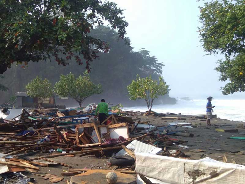 Gelombang Pasang di Pesisir Selatan Sukabumi Rusak Bangunan