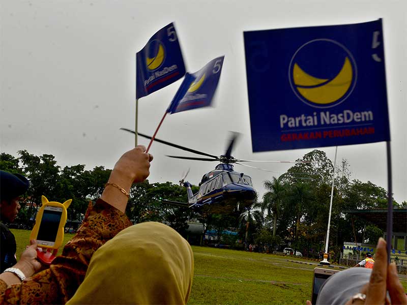 Helikopter yang membawa Ketua Umum Partai NasDem Surya Paloh disambut pendukung setibanya di Lapangana Prawatasari, Cianjur, Jawa Barat, Senin (5/3).