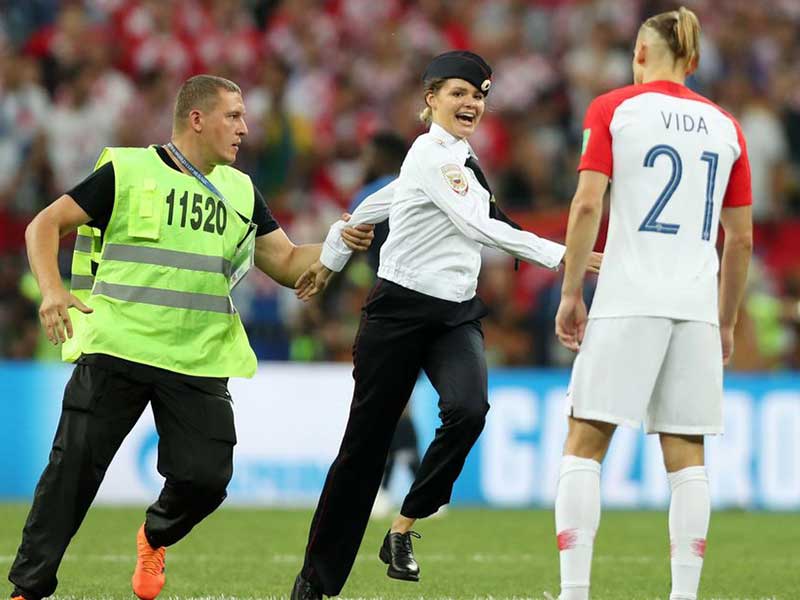  Insiden band punk asal Rusia, Pussy Riot saat masuk ke dalam lapangan