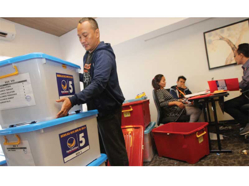 VERIFIKASI BERKAS BACALEG PEMILU 2019: Petugas melakukan proses verifi kasi berkas bakal calon anggota legislatif (bacaleg) DPR RI untuk Pemilu 2019, di Borobudur Convention Center, Hotel Borobudur, Jakarta, kemarin. KPU melakukan verifi kasi kelengkapan d