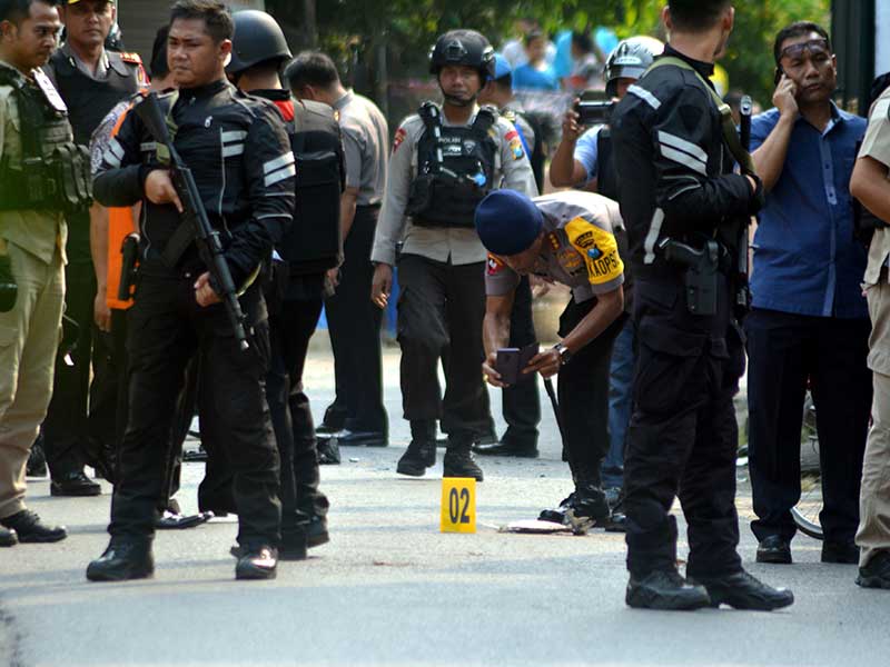 Petugas kepolisian berjaga di ledakan bom di kawasan Pogar, Bangil, Pasuruan, Jawa Timur, Kamis (5/7/2018).