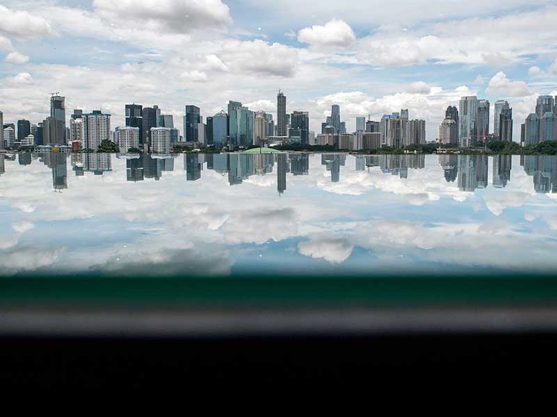 Deretan gedung perkantoran dan apartemen terlihat di kawasan Senayan, Jakarta