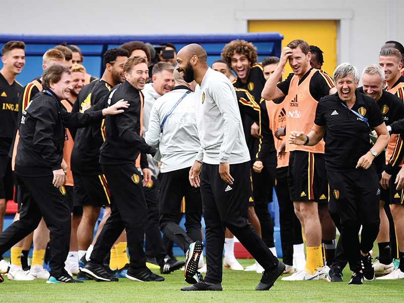 Asisten pelatih Belgia yang merupakan mantan bintang timnas Prancis Thierry Henry (tengah) bersenda gurau dengan para pemain dan ofi sial timnas Belgia saat sesi latihan di Guchkovo Stadium, Dedovsk, Rusia, Senin (9/7/2018)