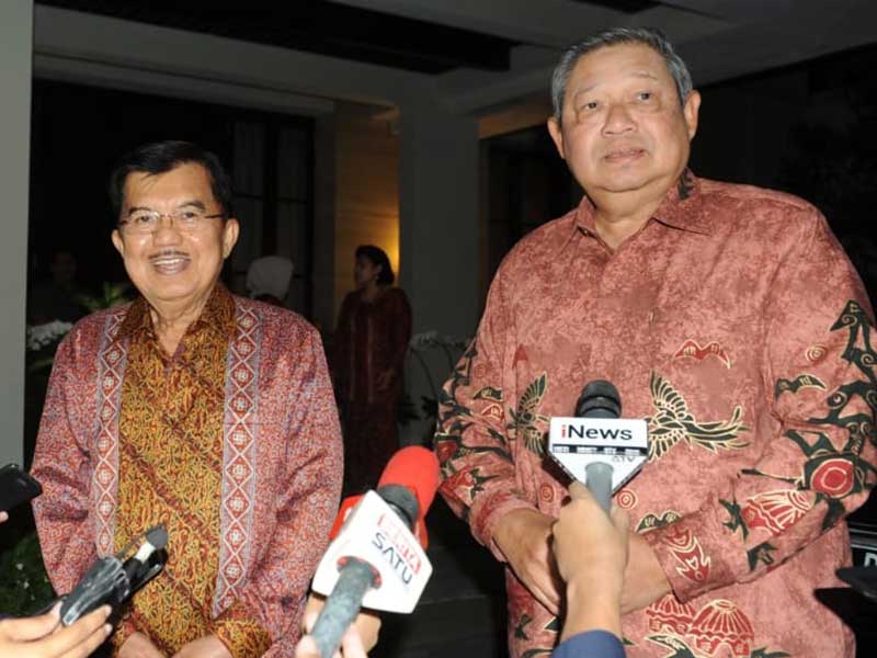 Wakil Presiden Jusuf Kalla memberikan keterangan seusai menyambangi kediaman Presiden keenam RI, Susilo Bambang Yudhoyono (kanan) di Kuningan, Jakarta, beberapa waktu lalu