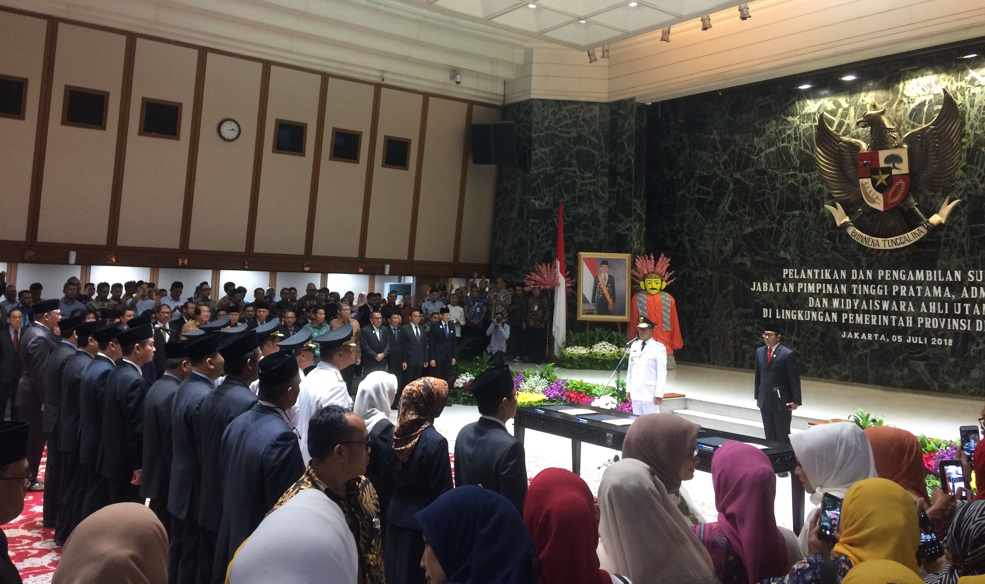 Gubernur DKI Jakarta Anies Baswedan melantik pejabat-pejabat yang baru dirotasi di lingkup Pemerintah Provinsi DKI Jakarta di Balai Kota Jakarta, Kamis (5/7).