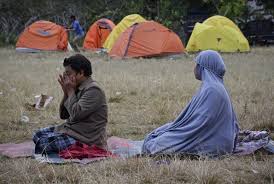 Warga korban gempa melaksanakan sholat Asar di pengungsian di lapangan Desa Sajang, Kecamatan Sembalun, Selong, Lombok Timur, NTB, Minggu (29/7).