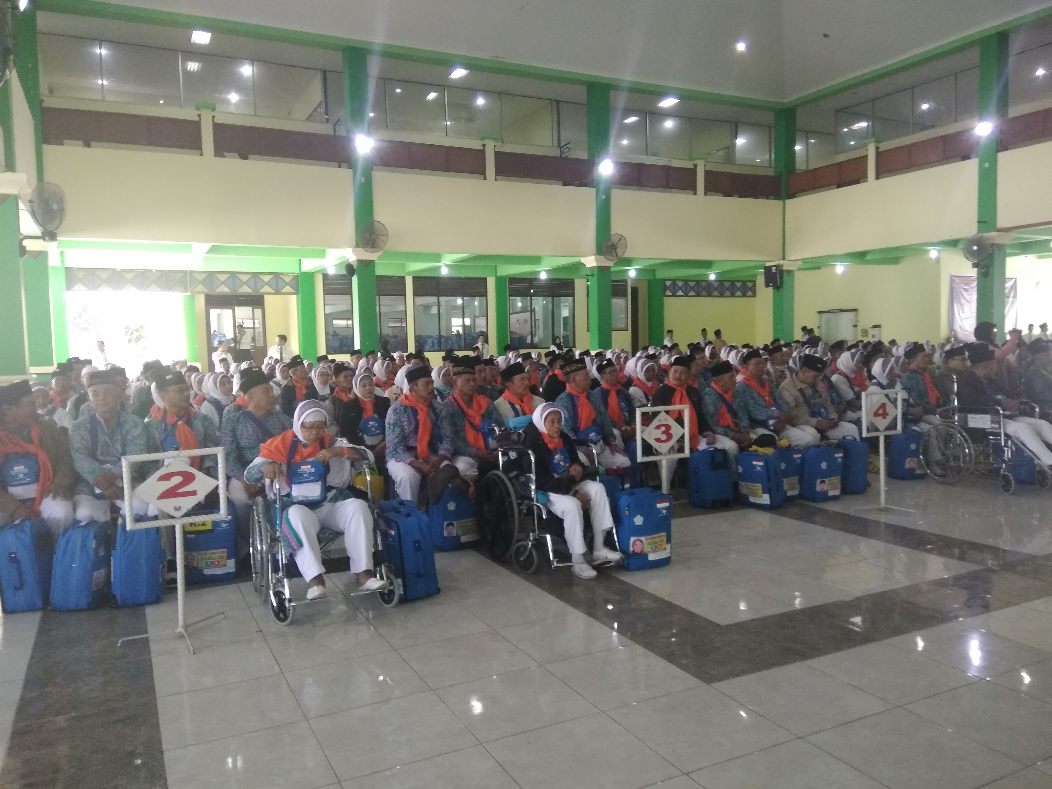  Rombongan Haji Kloter I dari Kabupaten Tegal mendengarkan  penjelasan dari petugas PPIH Embarkasi Haji Surakarta, usai  kedatangannya yang 70 menit lebih awal dari jadwal.