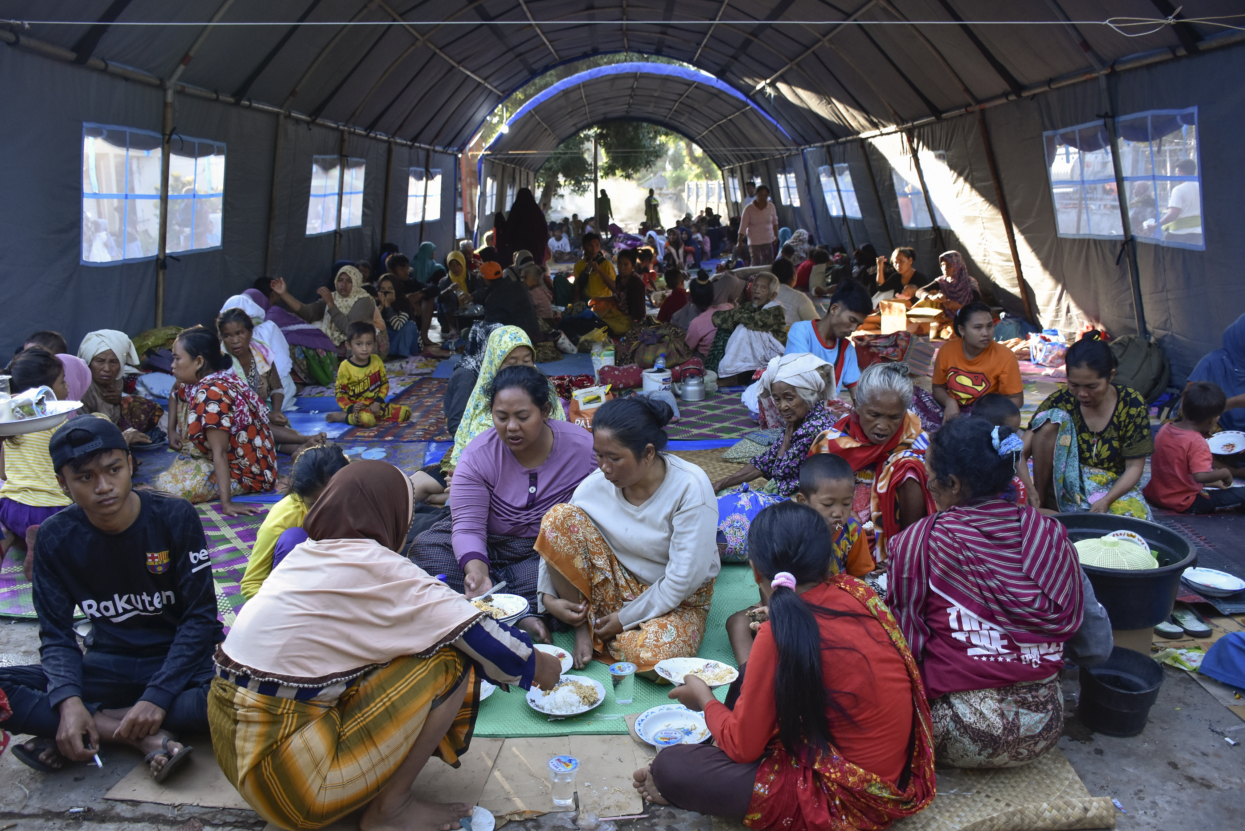 Sejumlah korban gempa bumi berada di tenda pengungsian SDN 1 Obel-Obel, Kecamatan Sambelia, Selong, NTB, Senin (30/7/2018).