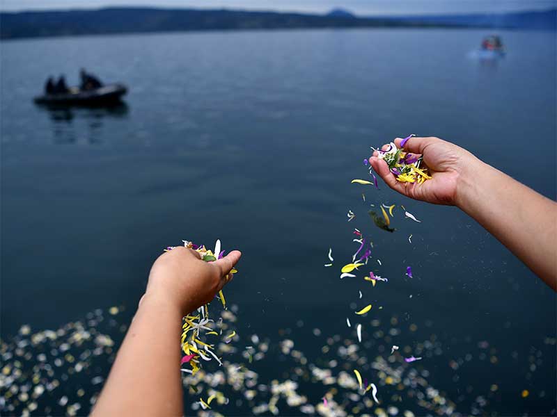Keluarga korban tenggelamnya KM Sinar Bangun menabur bunga di kawasan titik tenggelamnya kapal di Danau Toba, Sumatera Utara, Senin (2/7).