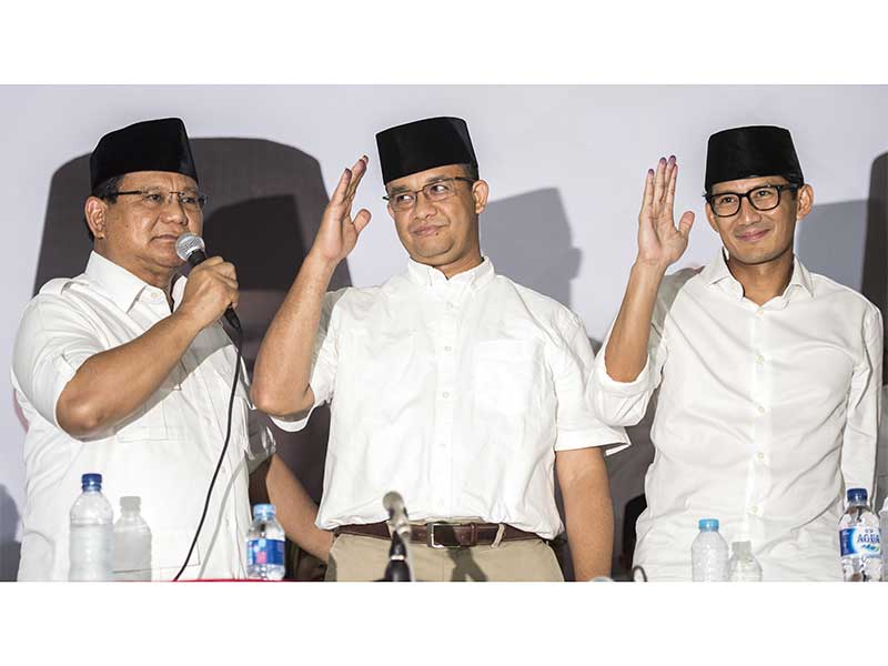 Ketua Umum Partai Gerindra Prabowo Subianto (kiri) didampingi pasangan Gubernur dan Wakil Gubernur DKI Jakarta Anies Baswedan (tengah), Sandiaga Uno (kanan) 