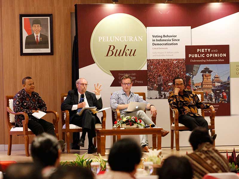 Kepala Departemen Ilmu Komunikasi Fakultas Ilmu Sosial dan Ilmu Politik UGM Kuskridho Ambardi (kiri) saat acara peluncuran buku Voting Behavior in Indonesia since Democratization dan Piety and Public Opinion Understanding Indonesian Islamdi Perpustakaan Na
