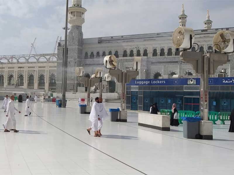  Sejumlah blower untuk mengurangi cuaca panas terpasang di halaman Masjidil Haram, Mekah, Arab Saudi, kemarin. Jemaah haji Indonesia harus mewaspadai cuaca panas di Mekah yang bisa mencapai 50 derajat celsius.