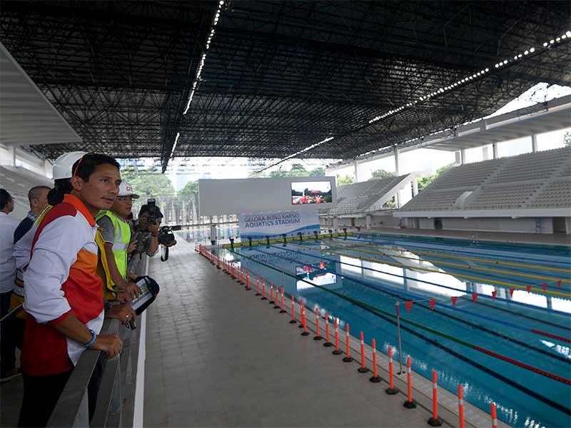 Wakil Gubernur DKI Jakarta Sandiaga Uno (kiri) meninjau stadion akuatik di kompleks Gelora Bung Karno, Jakarta