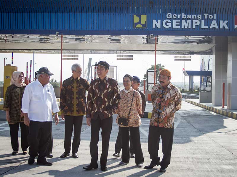 Presiden Joko Widodo dengan didampingi Menteri BUMN Rini Soemarno, Menteri PU-Pera Basuki Hadimuljono (kedua kiri), Gubernur Jateng Ganjar Pranowo (ketiga kiri), Wali Kota Surakarta FX Hadi Rudyatmo (kanan), dan Dirut Jasa Marga Desi Arryani (kiri) meninja