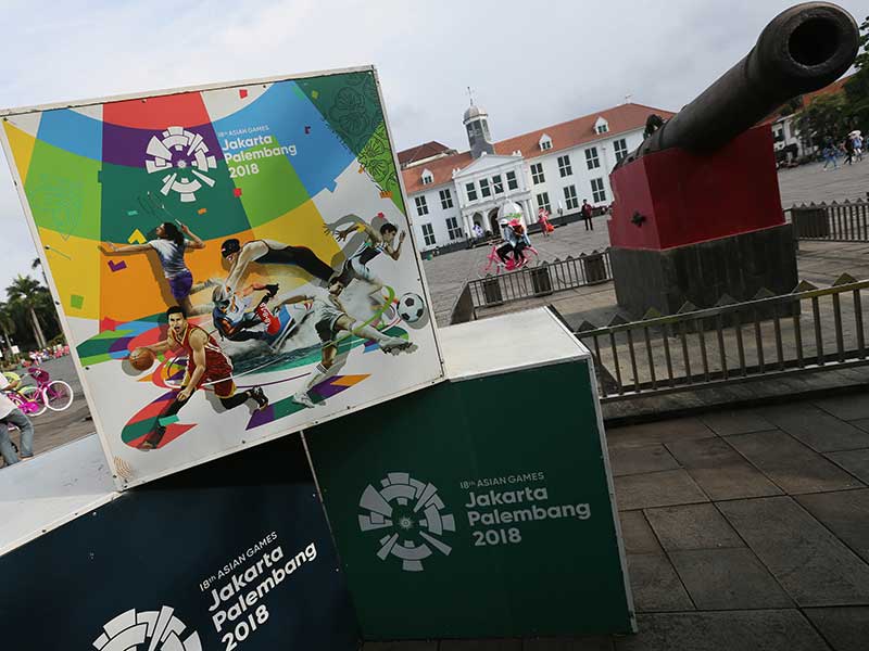 Materi promo Asian Games 2018 terpasang di berbagai sudut kawasan wisata Kota Tua, Jakarta, Kamis (8/2/2018). 