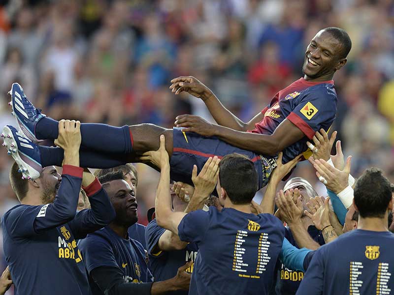 Eric Abidal diangkat oleh rekan-rekannya sebagai penghormatan usai laga La Liga antara Barcelona vs Malaga di Camp Nou 1 Jun1 2013
