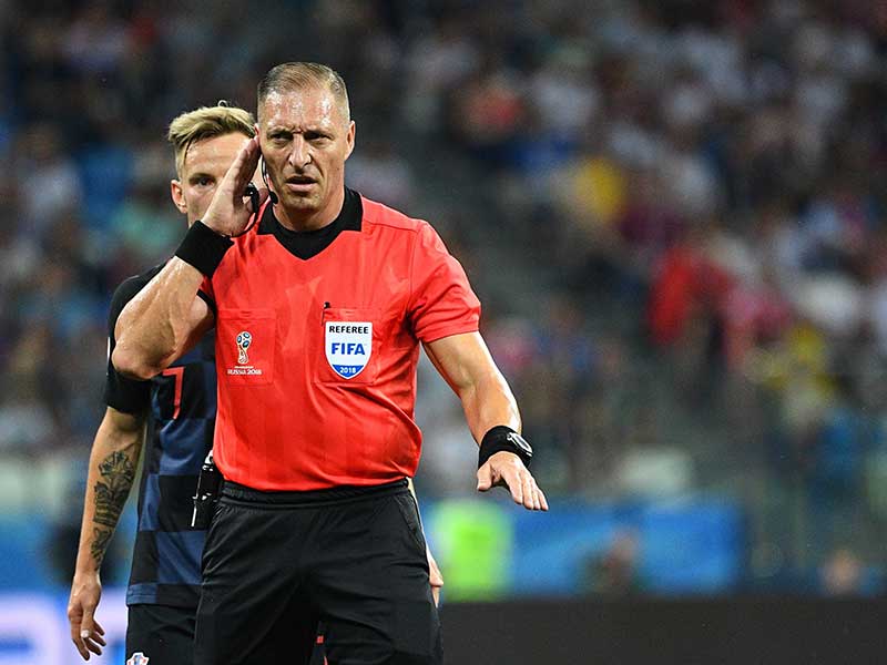 Nestor Pitana saat memimpin laga antara Korasia vs Denamrk