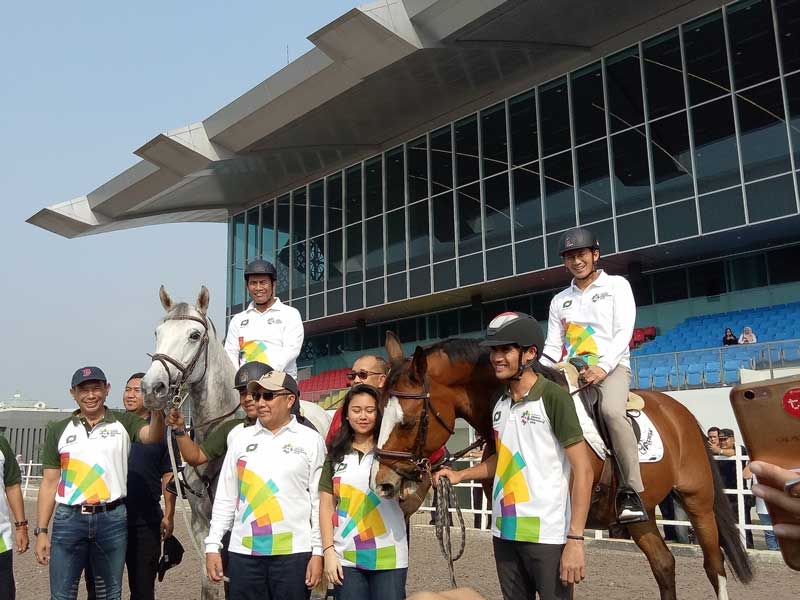Menteri Pertanian (Mentan) Andi Amran Sulaiman bersama Wakil Gubernur DKI Jakarta Sandiaga Uno menunggangi kuda di Venue Equestrian Pulo Mas Jakarta Timur