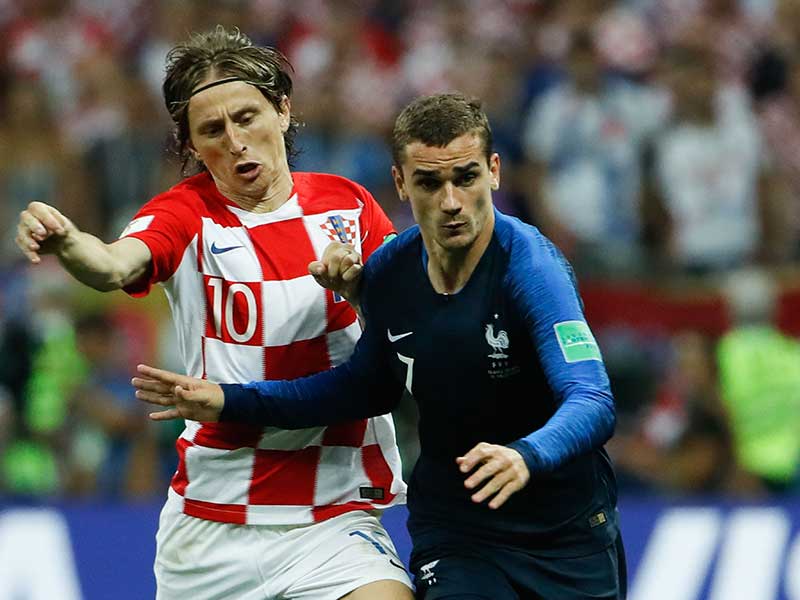Gelandang Kroasia Luka Modric (kiri) dan penyerang Prancis Antoine Griezmann 