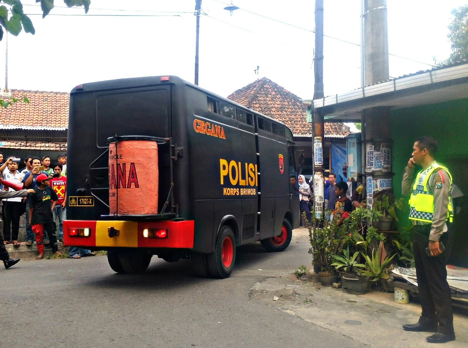  Mobil tim penjinak bom dari Gegana tiba di lokasi kejadian.
