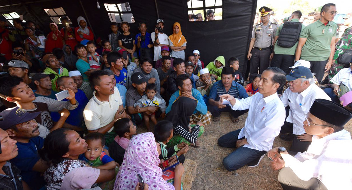 TEMUI KORBAN GEMPA: Presiden Joko Widodo dengan didampingi Menteri PU-Pera Basuki Hadimuljono dan Gubernur Nusa Tenggara Barat TGH Muhammad Zainul Majdi berdialog dengan korban gempa di Desa Madayin, Sambelia, Selong, Lombok Timur, NTB, kemarin.