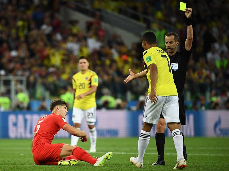 Bek Inggris John Stone terjatuih akibat dilanggar penyerang Kolombia Carlos Bacca