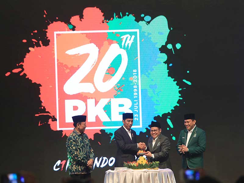 Presiden Joko Widodo menerima nasi tumpeng dari Ketua Umum Partai Kebangkitan Bangsa (PKB) Muhaimin Iskandar (kedua dari kanan) disaksikan Menko Polhukam Wiranto (kiri) dan Sekjen PKB Abdul Kadir Karding (kanan) saat menghadiri Harlah Ke-20 PKB di Hotel Sa
