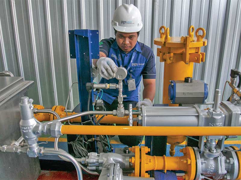 Petugas PT Perusahaan Gas Negara Tbk (PGN) memeriksa alat penurun tekanan gas di CV Tugu Jogja Istimewa, Sleman, DI Yogyakarta, pekan lalu.