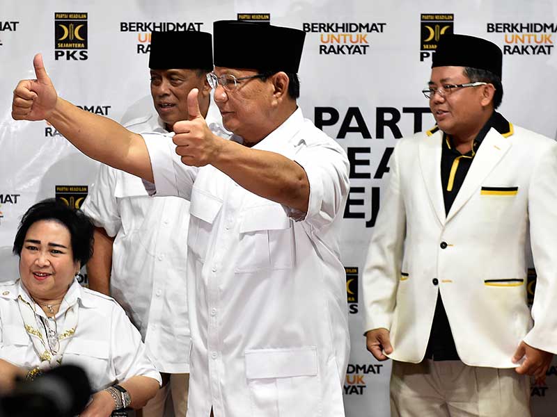 Ketua Umum Partai Gerindra Prabowo Subianto (ketiga kiri) DAN Presiden Partai Keadilan Sejahtera Sohibul Iman (kanan) 