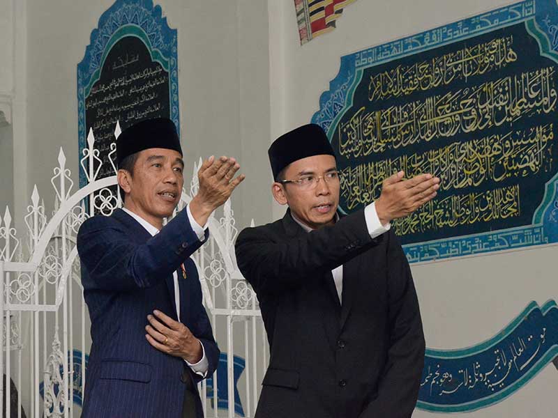 Presiden Joko Widodo (kiri) dan Gubernur NTB, TGB Zainul Majdi 