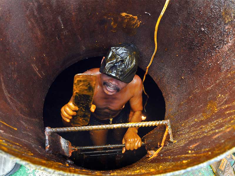 Pekerja menaiki tangga kapal pengangkut crude palm oil (CPO) atau minyak kelapa sawit di Pelindo II Pelabuhan Tanjung Priok, Jakarta