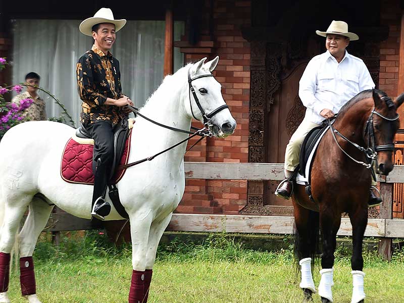 PRESIDEN: Presiden Joko Widodo (Jokowi) bersama Ketua Umum Partai Gerindra Prabowo Subianto (kanan) menunggang kuda di sela-sela pertemuan di Padepokan Garuda Yaksa, Hambalang, Bogor, Senin (31/10/2016)