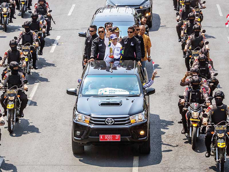 Mantan petenis Indonesia Yayuk Basuki (tengah) membawa api obor Asian Games 2018 saat arak-arakan estafet api obor itu di Semarang, Jawa Tengah, kemarin. Api obor Asian Games 2018 yang diambil dari api abadi Mrapen, Grobogan, tersebut selanjutnya akan diba