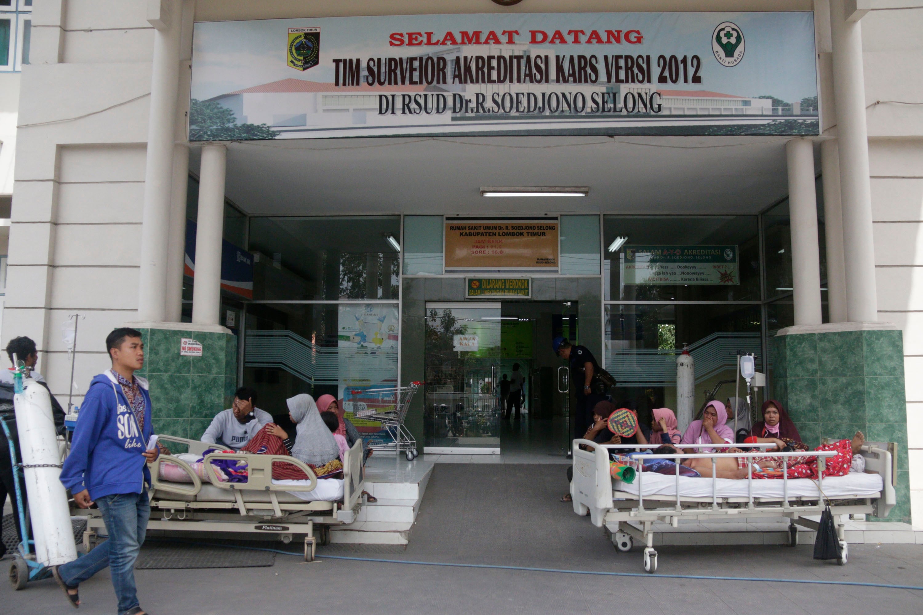 Sejumlah warga dievakuasi ke halaman RSUD Soejono Selong setelah gempa melanda kawasan Lombok Timur dan Lombok Barat, NTB