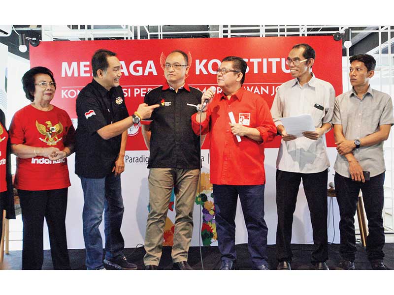 PERNYATAAN SIKAP: Koordinator Nasional Relawan Golkar Jokowi (Gojo) Rizal Mallarangeng (kedua dari kiri) bersama perwakilan Seknas Jokowi dan perwakilan berbagai kelompok relawan pendukung Joko Widodo memberikan pernyataan sikap terkait dengan permohonan u