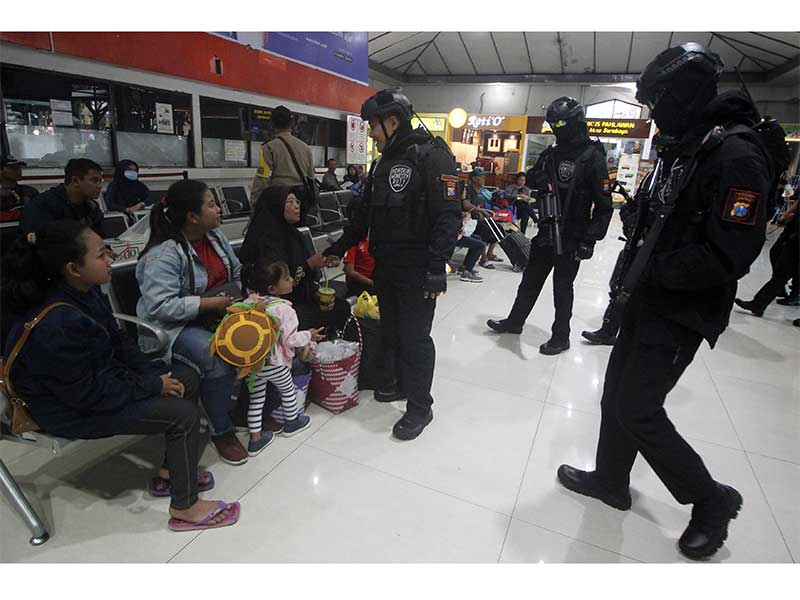 PERSEMPIT RUANG GERAK TERORIS: Tim Reaksi Cepat Tindak (Respati) Polrestabes Surabaya memeriksa identitas dan barang bawaan calon penumpang saat melakukan patroli di Stasiun Pasar Turi, Surabaya, Jawa Timur, Jumat (6/7). Patroli tersebut merupakan upaya un