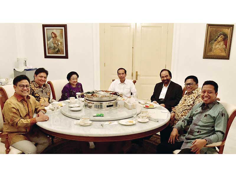 BERTEMU KETUA UMUM PARTAI KOALISI: Presiden Joko Widodo melakukan santap malam bersama Ketua Umum PDIP Megawati Soekarnoputri, Ketua Umum Partai NasDem Surya Paloh, Ketua Umum Partai Golkar Airlangga Hartarto, Ketua Umum PPP Romahurmuziy, Ketua Umum PKB Mu