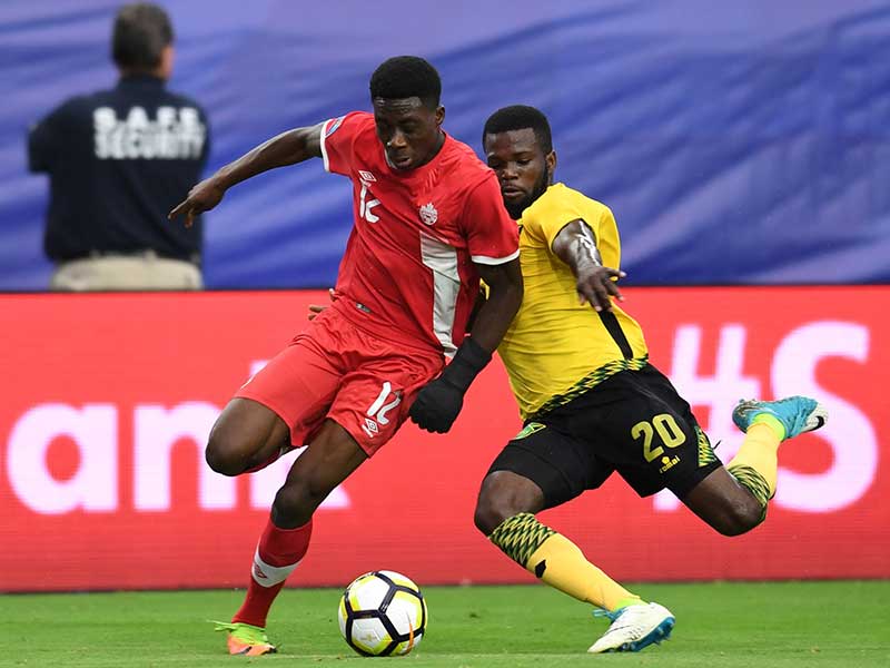 BINTANG muda Vancouver Whitecaps Alphonso Davies  (kiri)