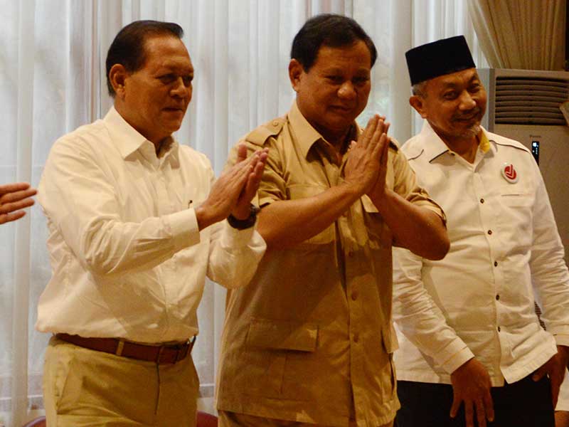 Ketua Umum Partai Gerindra Prabowo Subianto (tengah) berfoto bersama Pasangan Calon Gubernur Jawa Barat dari Partai Koalisi Asyik, Sudrajat (kiri) dan Ahmad Syaikhu.