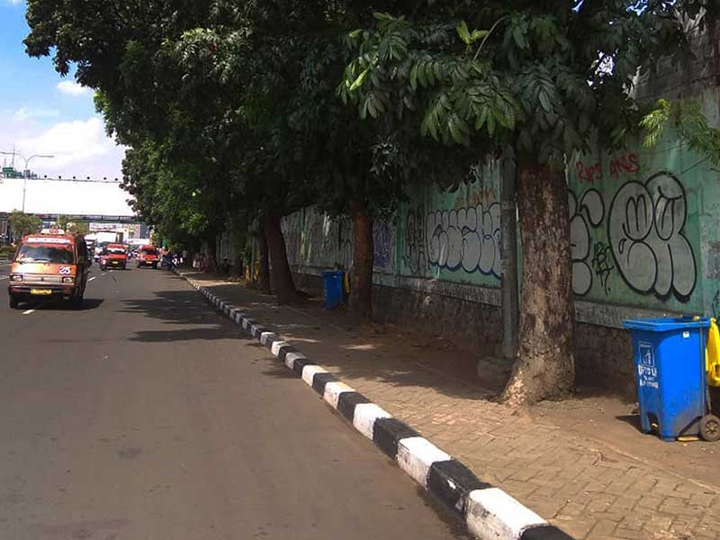  Coretan vandalisme mengotori tembok Stadion Patriot Stadion Patriot Candrabhaga di Jalan Ahmad Yani, Bekasi Selatan, Bekasi, Jawa Barat