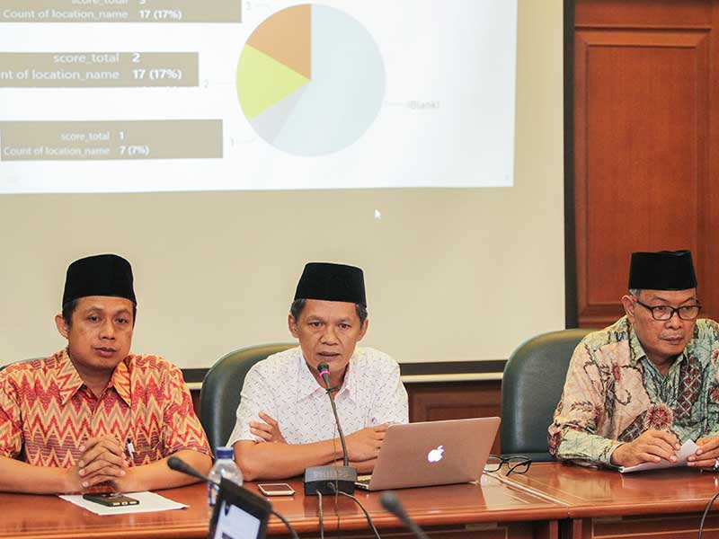 (kiri-kanan): Sekretaris Penelitian Study Masjid Sarmini, Koordinator Penelitian Study Masjid Agus Mohammad, dan Ketua PBNU Abdul Manan menyampaikan hasil survei dan penelitian 100 masjid terhadap paparan paham radikalisme di Kantor Pusat PBNU, Jakarta, Mi
