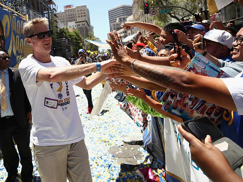 Pelatih Golden State Warriors Steve Kerr menyalami warga saat parade kemenangan Warriors yang menjadi juara NBA musim 2017-2018