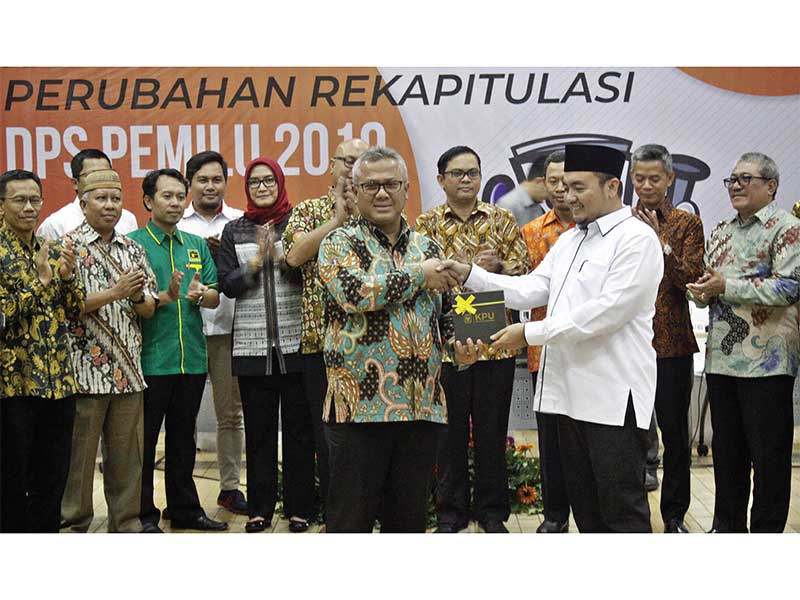 PLENO TERBUKA REKAPITULASI PENETAPAN DPS: Ketua KPU Arief Budiman (kiri) memberikan hasil Rapat Pleno Terbuka Perubahan Rekapitulasi DPS Pemilu 2019 kepada anggota Bawaslu M Afi fuddin di Jakarta, kemarin. Rapat tersebut untuk merekapitulasi DPS dari empat