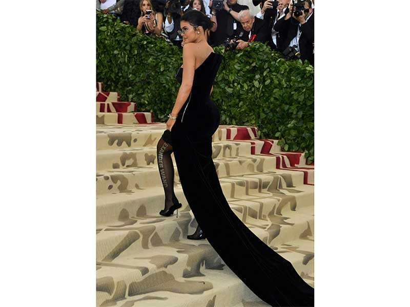 Kylie Jenner di Ambang Jadi Miliarder