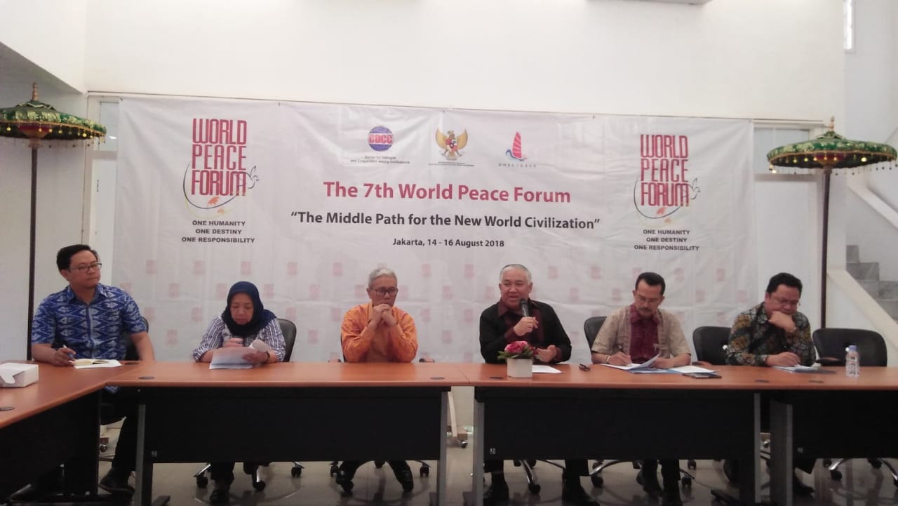 Utusan Khusus Presiden RI Untuk Dialog dan Kerja Sama Antaragama dan Peradaban, Prof. Dr. M. Din Syamsuddin (ketiga dr kanan) bersama Ketua Panitia Pelaksana WPF Dr. M. Nadjib (kedua dari kiri), Direktur Program dan Kerja Sama Centre for Dialogue and Coope