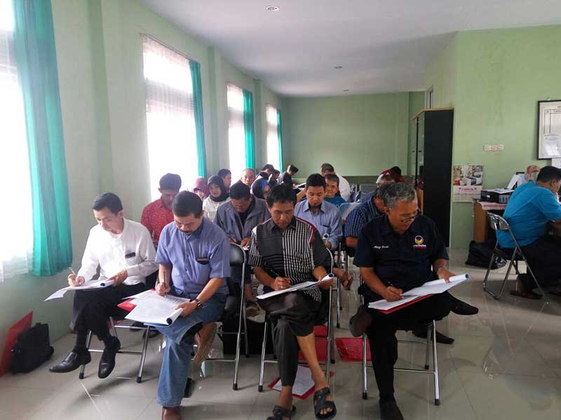 Bakal calon legislatif DPRD Kota Tasikmalaya 2019 mengikuti tes kejiwaan di Tasikmalaya, Jawa Barat, Minggu (8/7/2018)