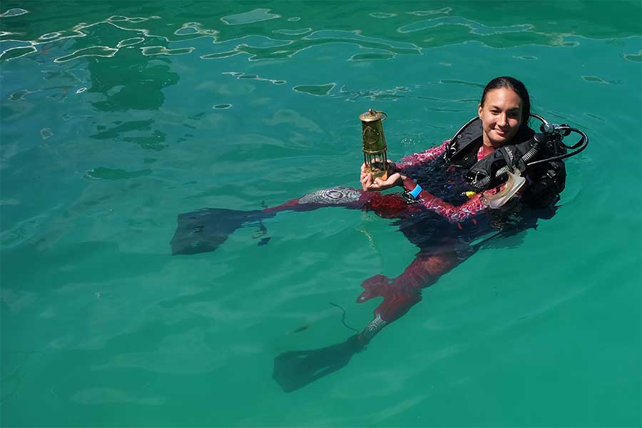 Artis Nadine Chandrawinata berenang sambil membawa obor Asian Games 2018 di perairan Raja Ampat, Papua Barat, Kamis (26/7). 
