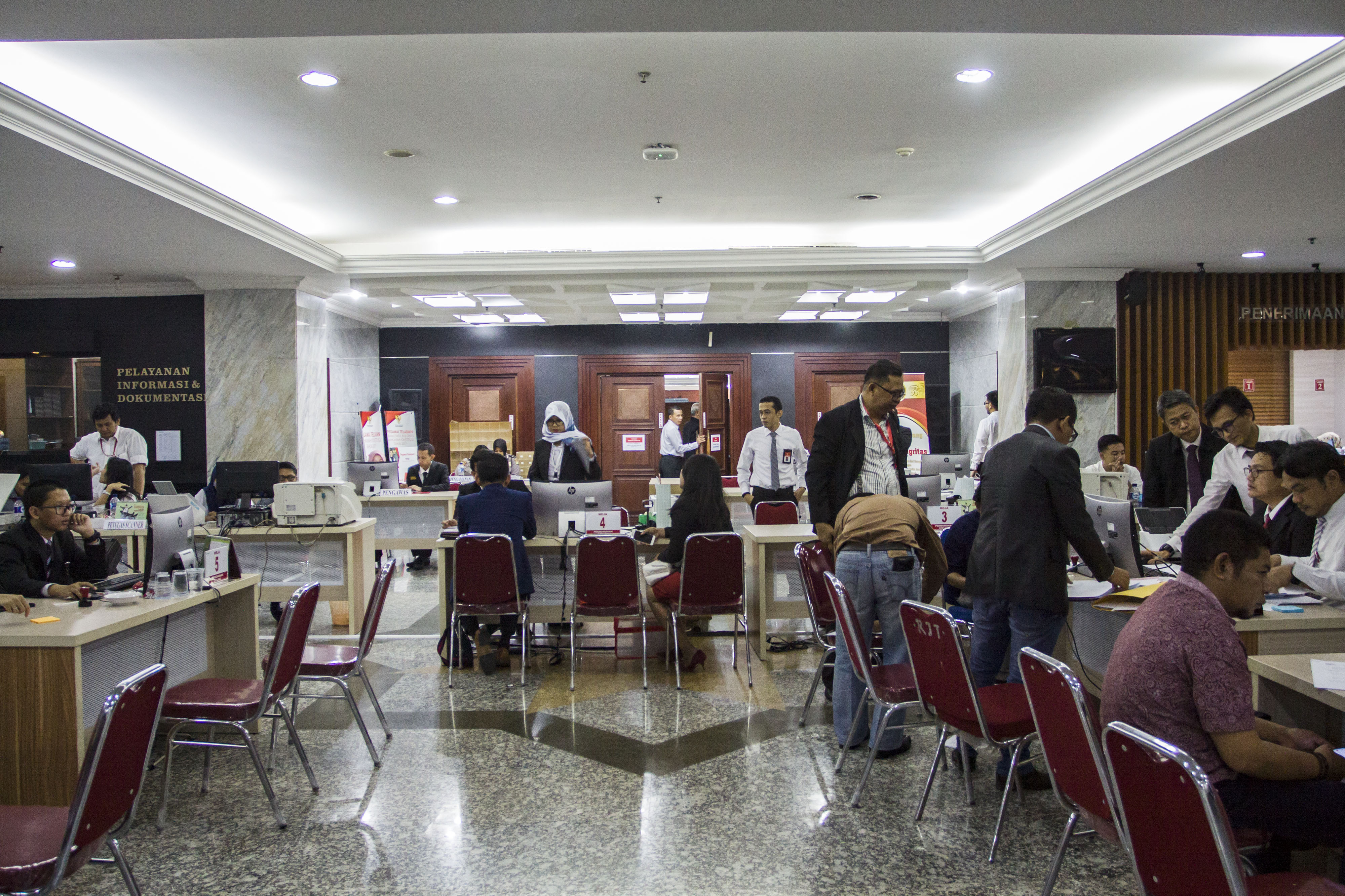 Petugas Mahkamah Konstitusi menerima permohonan atas sengketa Pilkada 2018 Palopo, di Gedung Mahkamah Konstitusi (MK), Jakarta, Rabu (11/7).