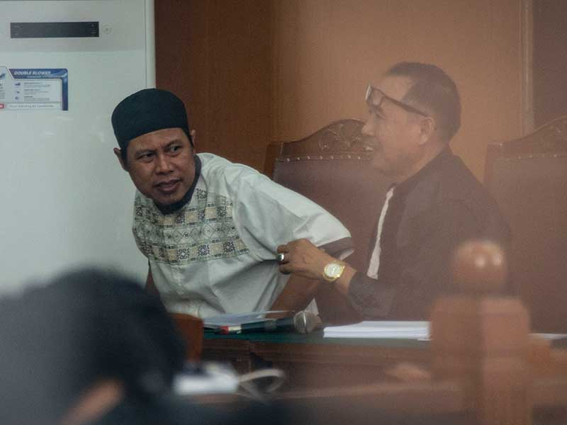 Pimpinan JAD Zainal Anshori alias Abu Fahry alias Qomaruddin bin M Ali (kiri) mengikuti sidang perdana pembubaran Jamaah Ansharut Daulah (JAD) di Pengadilan Negeri Jakarta Selatan, Jakarta, Selasa (24/7/2018). 
